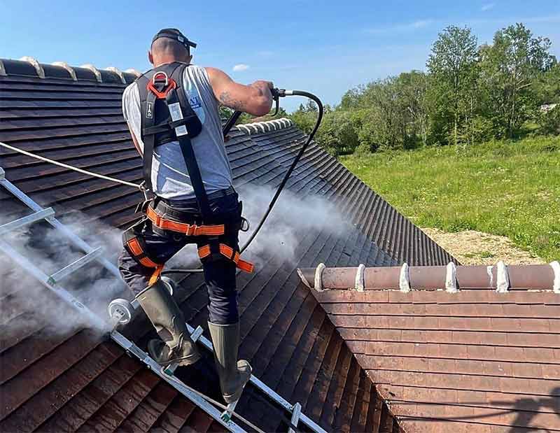 Nettoyage et démoussage toiture - Firmethitane Toit Façade : Nettoyage et démoussage, traitement anti mousse toiture et peinture hydrofuge toiture colorée . Intervention en Belgique : région Flamande, Wallonne, Bruxelles, Liège …