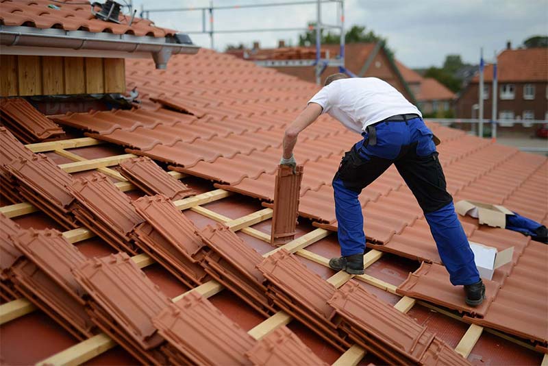 Artisan couvreur en Belgique Firmethitane Toit Façade : travaux de pose, de réparation, de rénovation de toiture, de dépannage et recherche de fuite… de travaux de zinguerie, de faîtage, d’étanchéité toit plat terrasse roofing, de nettoyage, démoussage et peinture hydrofuge toiture. Travaux de nettoyage, démoussage, ravalement peinture et imperméabilisation façade, le traitement de l’humidité des murs et le nettoyage de vos extérieurs. : klinker, pierre bleue.. ... en Belgique : région Flamande, Wallonne, Bruxelles, Liège …